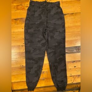 Lululemon High-Rise Jogger barely worn!!